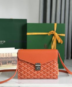 The design of CHYPRE crossbody bag combines the elements of a wallet and a handbag, which is r6l92mfl