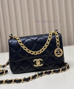 Chanel Bag 𝟮𝟯𝘀 Gold coin bag can be slung over one shoulder and carried by handChains and co 9vj35ejx