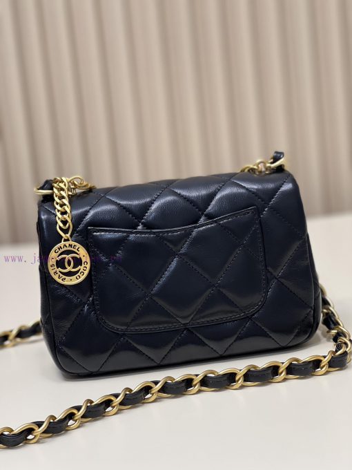 Chanel Bag 𝟮𝟯𝘀 Gold coin bag can be slung over one shoulder and carried by handChains and co 9vj35ejx - Image 5