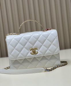 Chanel Bag 𝟮𝟯𝗣 The handle bag is made of cowhide series, with a bright luster, classic desig zao5ab3t