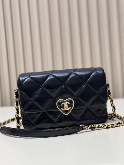 Chanel Bag I love this retro heart lock so muchCome and fall into this retro love abyss with anl108ch