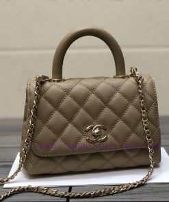 Chanel Bag 𝘾𝙃𝘼𝙉𝙀𝙇 𝟮𝟭𝙉𝙚𝙬 𝘾𝙤𝙘𝙤 𝙝𝙖𝙣𝙙𝙡𝙚The outer seam of the bag cover is designed with a built- p4a25urd