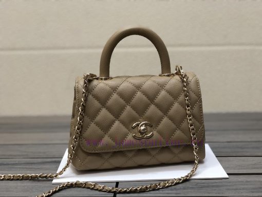 Chanel Bag 𝘾𝙃𝘼𝙉𝙀𝙇 𝟮𝟭𝙉𝙚𝙬 𝘾𝙤𝙘𝙤 𝙝𝙖𝙣𝙙𝙡𝙚The outer seam of the bag cover is designed with a built- p4a25urd