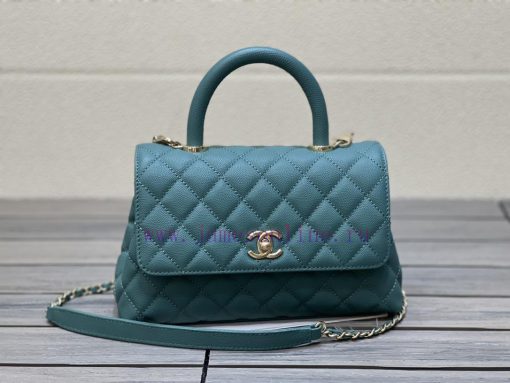 Chanel Bag 𝘾𝙃𝘼𝙉𝙀𝙇 𝟮𝟭𝙉𝙚𝙬 𝘾𝙤𝙘𝙤 𝙝𝙖𝙣𝙙𝙡𝙚The outer seam of the bag cover is designed with a built- oef9son4