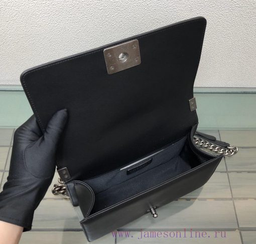 Chanel Bag 𝐋𝐞𝐛𝐨𝐲 Tire Leather SeriesNine years of handmade precision production, based on th wlmutw6i - Image 9