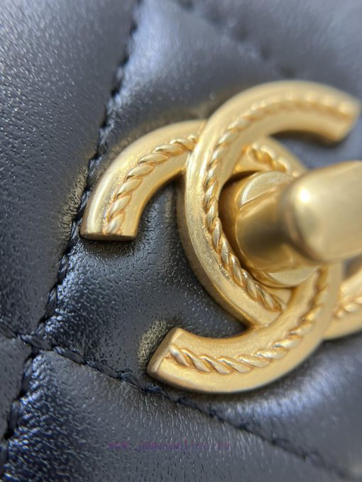 Chanel Bag The most practical hollow handle flip cover bag with 𝟮𝟯𝐀 The handle and 𝐥𝐨𝐠𝐨 are ad2uz7fe - Image 7