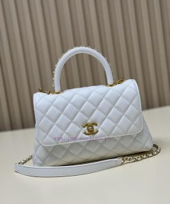 Chanel Bag The handle is threaded with a chain, making it the ceiling in the classic antique ue2y7c53