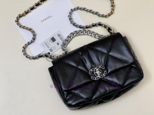 Chanel Bag Annual Pack King 𝟏𝟗𝐁𝐚𝐠 Calf BlackMouth cap, foreskin, calf leatherGold, silver, a veh5r3x4