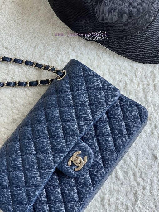 Chanel Bag 𝗖𝗛𝗔𝗡𝗘𝗟𝘾𝙁 Series Caviar Ball Pattern Quality with Sheepskin Inner𝙎𝙞𝙯𝙚 𝟮𝟱.𝟱𝗰𝗺Model qoxud9xb - Image 3
