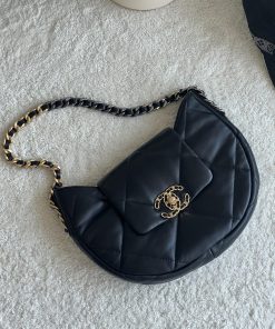 Chanel Bag 𝟮𝟰𝐜𝟭𝟵 Underarm bag features a chubby pumpkin shaped design with a large diamond g w9bhcd9b