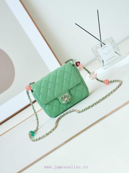 Chanel Bag The 23p enamel button love square fat man is wonderful. This is a soft and delica y4064bfq
