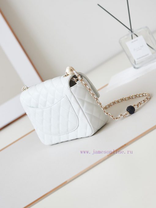 Chanel Bag The 23p enamel button love square fat man is wonderful. This is a soft and delica zwi0wpgj - Image 7