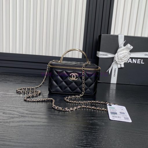 Chanel Bag  Chanel 🧩 The 24k rhinestone handle makeup bag A4317 is really beautiful. I fell uxck7kv3