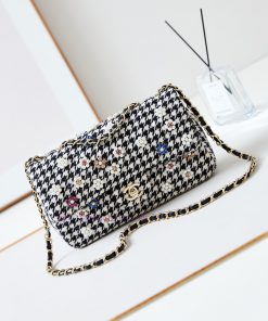 Chanel Bag The new spring outfit of 24B is woven with shiny CF fabric and pearls, shining br zwo9gt65
