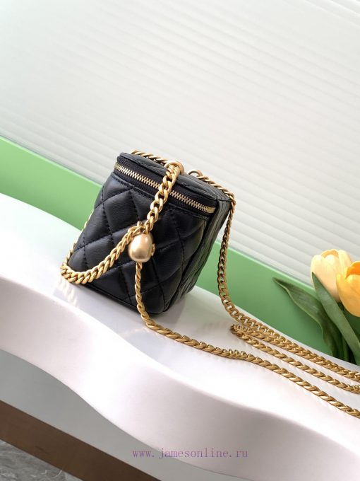 Chanel Bag The 24k box bag features the most beautiful heart-shaped adjustable buckle and ad d253viag - Image 3