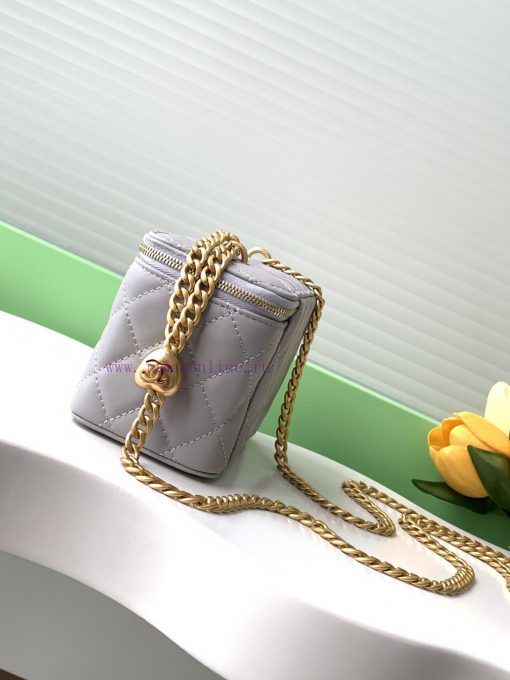 Chanel Bag The 24k box bag features the most beautiful heart-shaped adjustable buckle and ad vnde2osp - Image 3