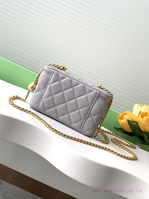 Chanel Bag The 24k box bag features the most beautiful heart-shaped adjustable buckle and ad vnde2osp - Image 4