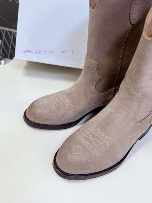CELINE's latest fashion boots for the runway show are a fashion blogger's favorite item for 35bjf89u - Image 8