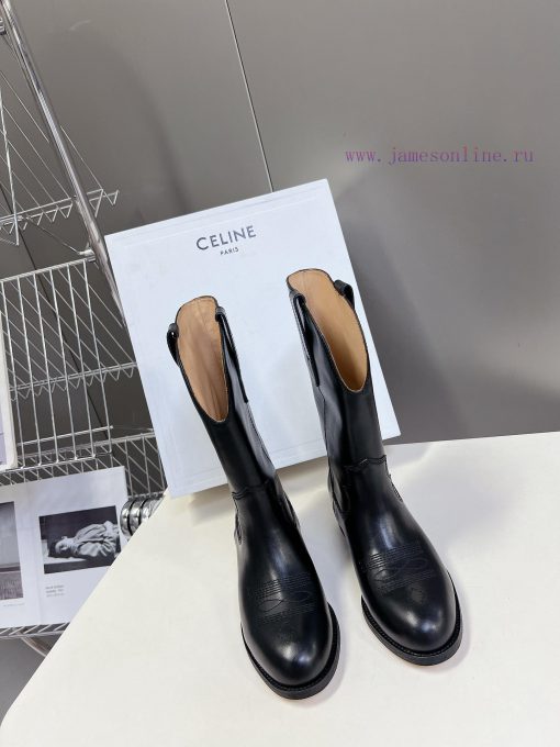 CELINE's latest fashion boots for the runway show are a fashion blogger's favorite item for wkiiosy2