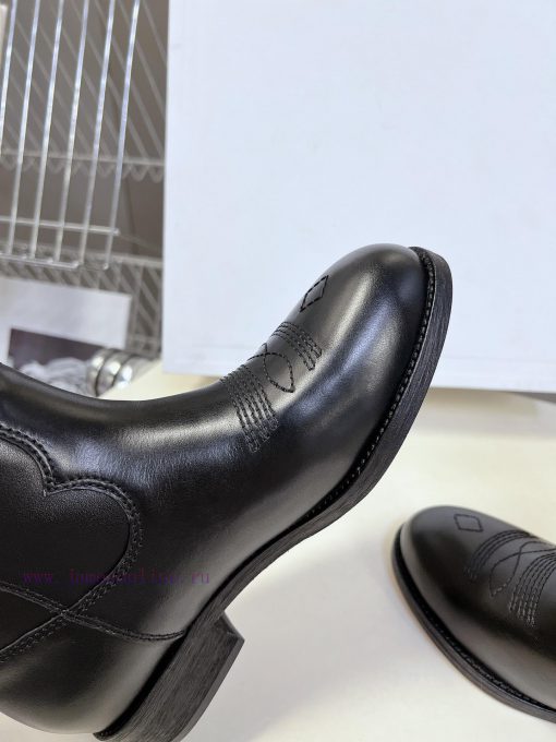 CELINE's latest fashion boots for the runway show are a fashion blogger's favorite item for wkiiosy2 - Image 8