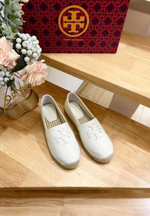 Tory Burch's iconic double T fisherman shoes are refreshed in large proportions with the new7oh0z205 - Image 3