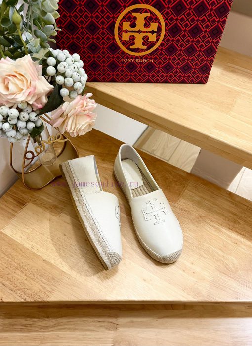 Tory Burch's iconic double T fisherman shoes are refreshed in large proportions with the new7oh0z205 - Image 6