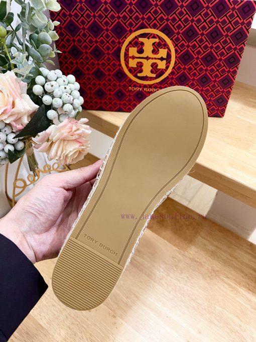 Tory Burch's iconic double T fisherman shoes are refreshed in large proportions with the new7oh0z205 - Image 10