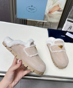 Prada hairy slippersClassic triangle logo plush women's drag, lazy and comfortable styleTher15o9upbd