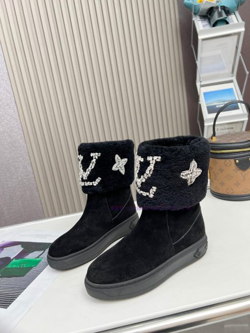 p. Classic Lv snow boots are made of handmade patchwork fabric, and each pair of shoes consumsni0p64 - Image 2