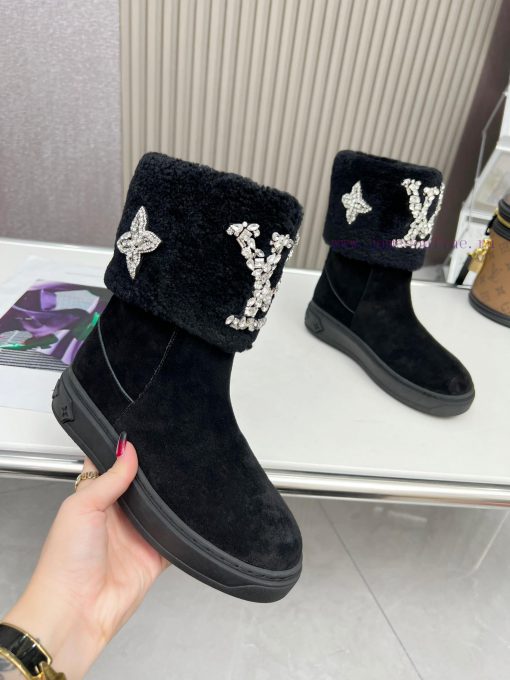 p. Classic Lv snow boots are made of handmade patchwork fabric, and each pair of shoes consumsni0p64 - Image 4