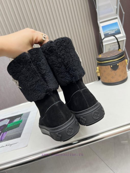 p. Classic Lv snow boots are made of handmade patchwork fabric, and each pair of shoes consumsni0p64 - Image 5