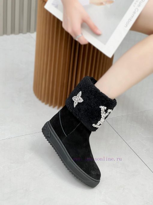 p. Classic Lv snow boots are made of handmade patchwork fabric, and each pair of shoes consumsni0p64 - Image 6