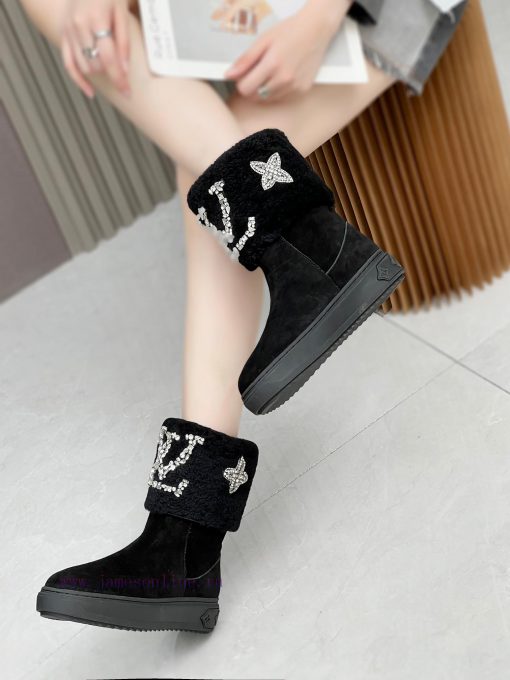 p. Classic Lv snow boots are made of handmade patchwork fabric, and each pair of shoes consumsni0p64 - Image 9