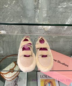 Acne Autumn/Winter ️ Autumn/Winter really needs a pair of cute fur shoes to become a fashionm569xe32