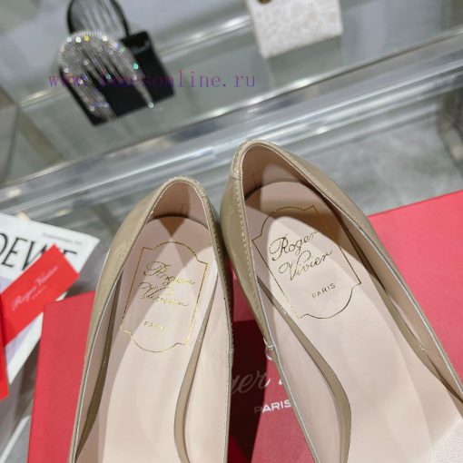 This Viv 'Choc Lacquer Buckle High Heel is handmade in shiny patent leather, embellished wit60q0am78 - Image 10