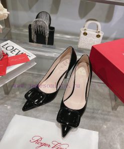 This Viv'Coc Lacquer Buckle High Heel is handmade in shiny patent leather, embellished with ghiamwzx