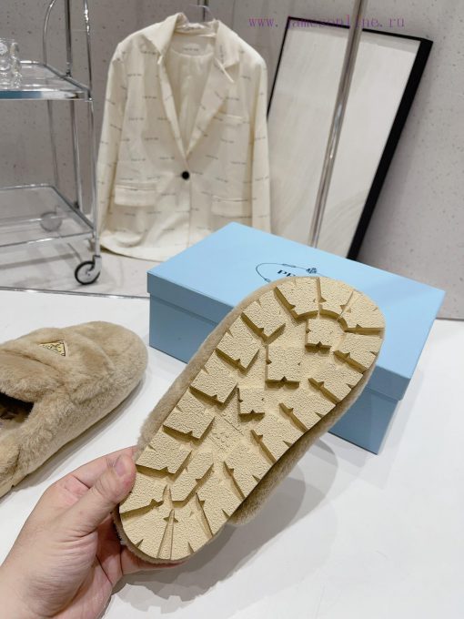Prada's autumn/winter 23 fur slippers collection is great for every style and color of the oj8qa1fze - Image 10