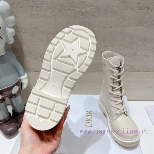 Top tierDior's latest fashion show for autumn and winter in 2023, featuring the Chelsea high7e3s6akj - Image 10