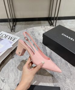 Chanel's 2024 early spring new pointed and thick heeled sandalsChanel 2024 Chanel C's latestatko1n8x