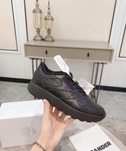 Top tierPaired with socks, Maison Mar * giela Reebok collaborates on the MM6 split toe shoesg9fh2ke0