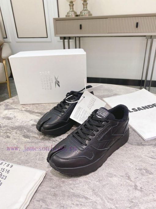 Top tierPaired with socks, Maison Mar * giela Reebok collaborates on the MM6 split toe shoesg9fh2ke0 - Image 3