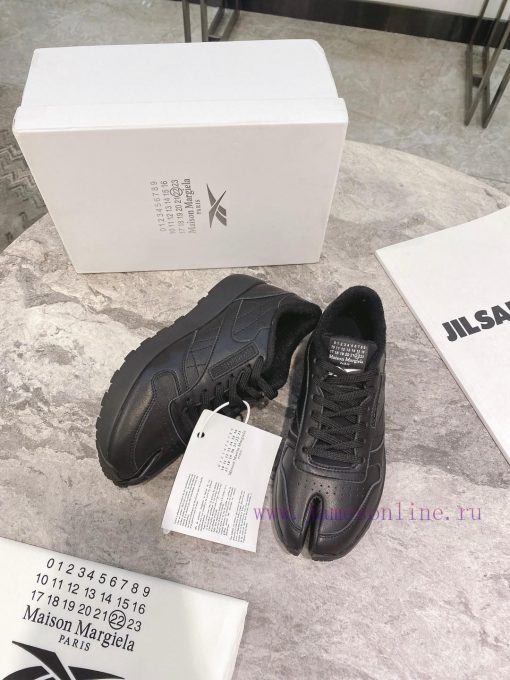 Top tierPaired with socks, Maison Mar * giela Reebok collaborates on the MM6 split toe shoesg9fh2ke0 - Image 4