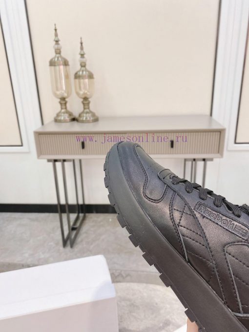 Top tierPaired with socks, Maison Mar * giela Reebok collaborates on the MM6 split toe shoesg9fh2ke0 - Image 7