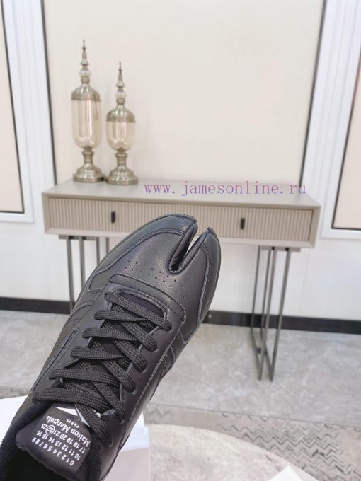Top tierPaired with socks, Maison Mar * giela Reebok collaborates on the MM6 split toe shoesg9fh2ke0 - Image 8