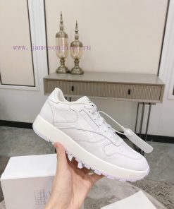 Top tierPaired with socks, Maison Mar * giela Reebok collaborates on the MM6 split toe shoesx4eq25xu
