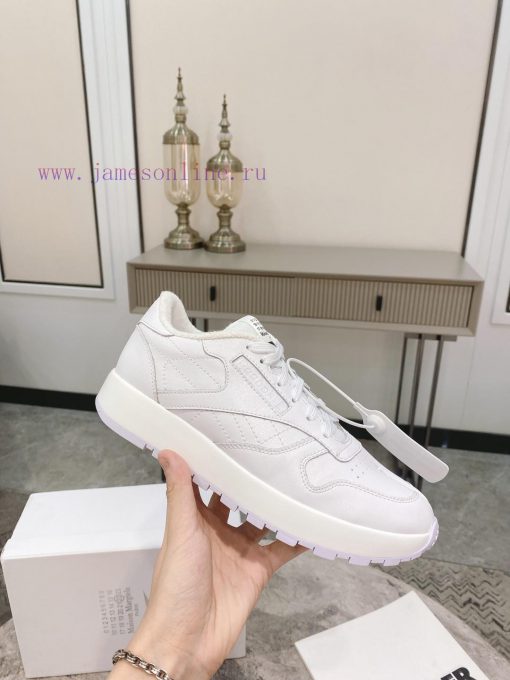 Top tierPaired with socks, Maison Mar * giela Reebok collaborates on the MM6 split toe shoesx4eq25xu