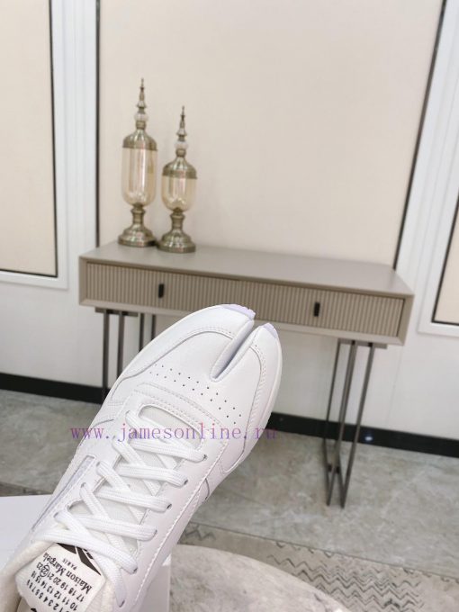 Top tierPaired with socks, Maison Mar * giela Reebok collaborates on the MM6 split toe shoesx4eq25xu - Image 8