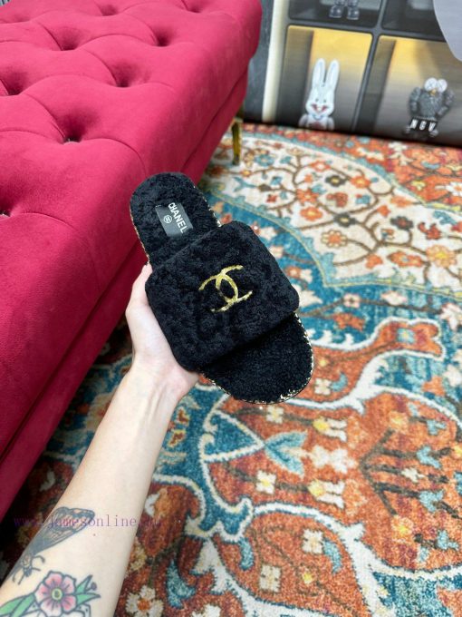 ️  𝐂𝐇𝐀𝐍𝐄𝐋 23 Autumn/Winter New Style Hairy One Word Drag Wearing Style This one word drag iswrc4j2vd - Image 3