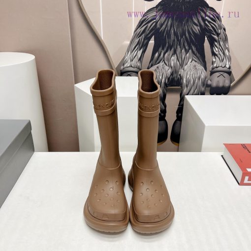 Top tierBALENCIAGA Paris Home 2023 vs Autumn/Winter New Rain Boots CollectionSponge cake thilou7rju6 - Image 2