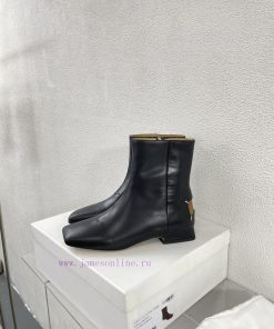 Margiela, a 2cm short heel square toe shoe with a retro vibeBlack cowhide short and retro elschypz4p
